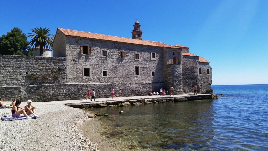 Primer plano de la orilla de Bajova kula, Kotor