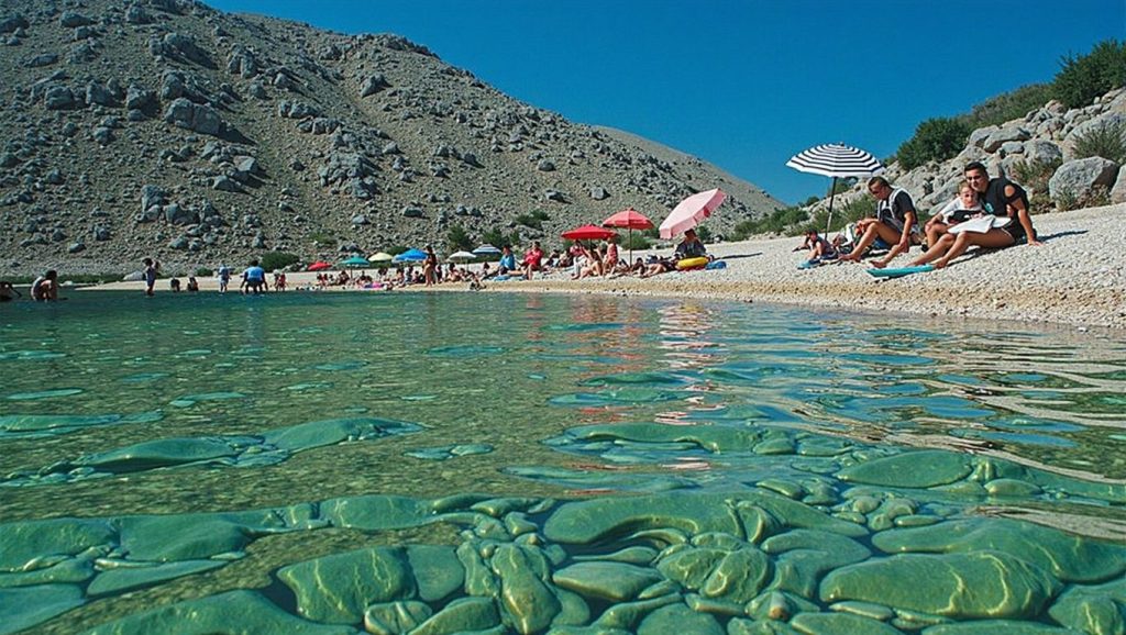 Arena y mar en Balvanida, Croacia, Croacia