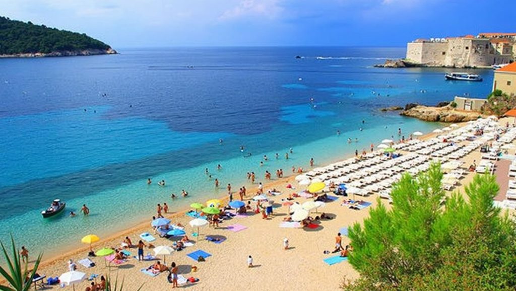 Arena y orilla en Banj, Croacia, Brač