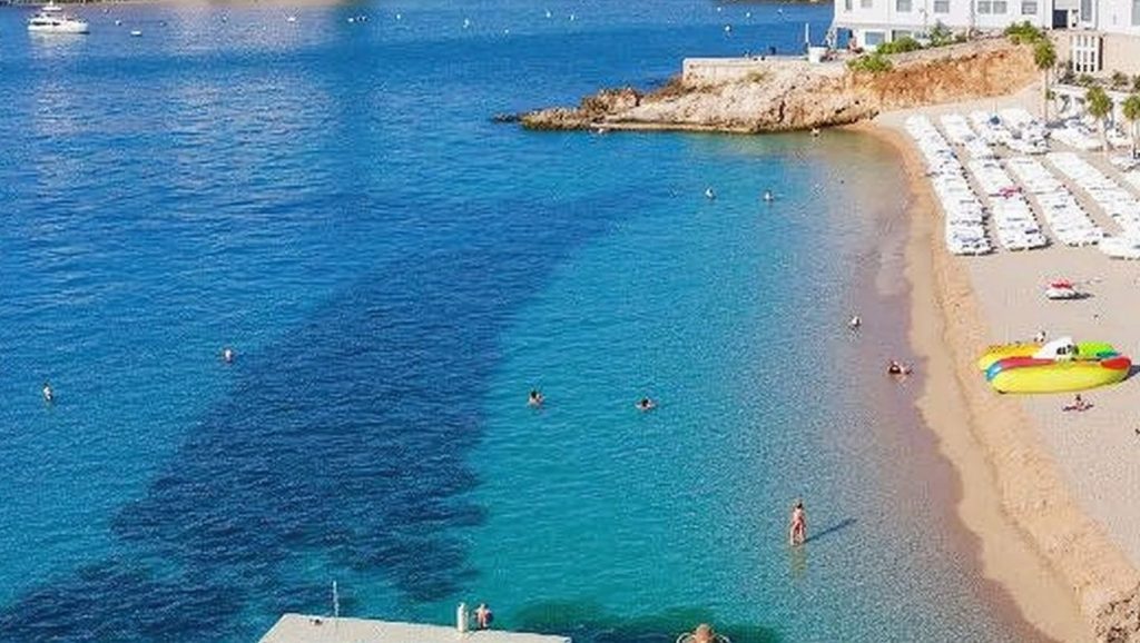 Orilla de Banje con olas suaves en Croacia