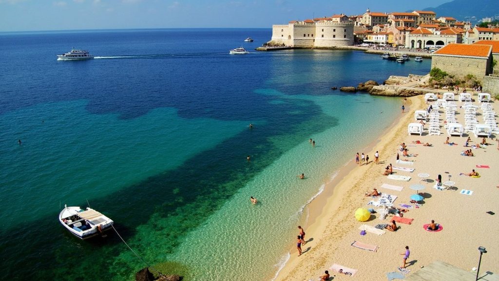 Olas rompiendo en Banje, Croacia