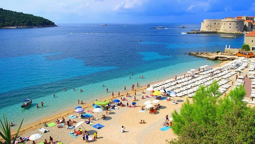 Orilla de Banje con olas suaves en Croacia