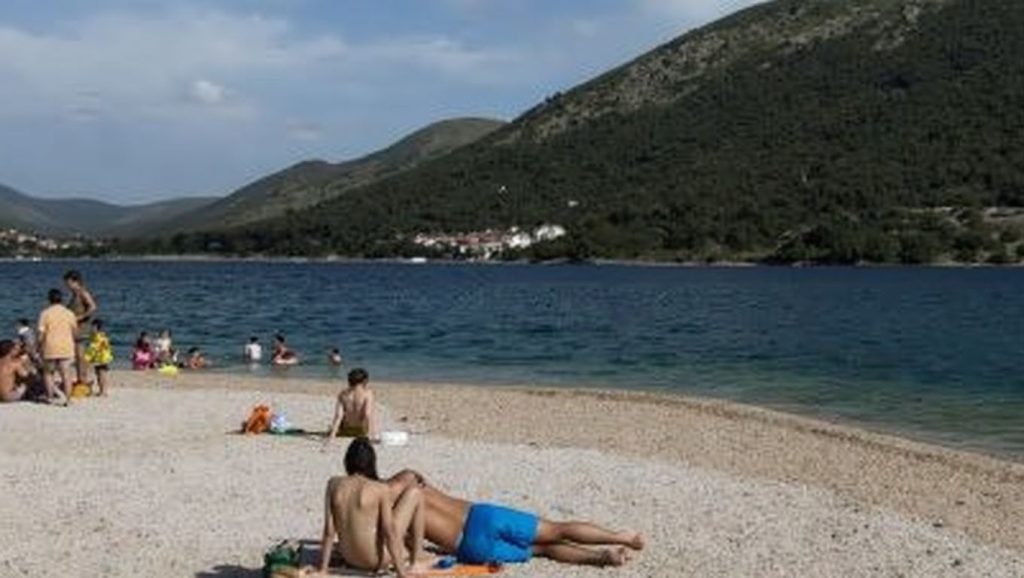 Orilla tranquila de Banovci, playa de Grad Šibenik