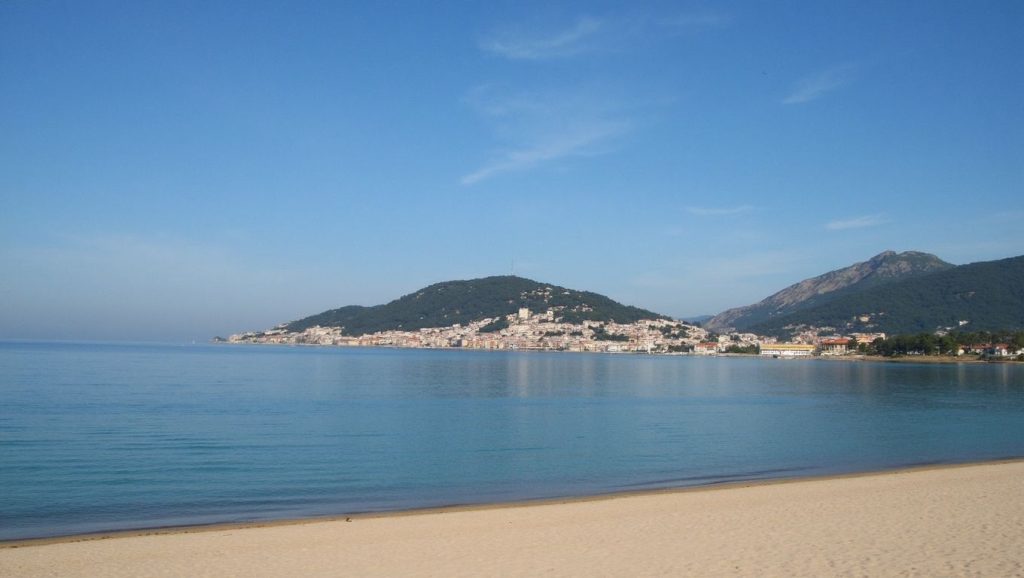 Oleaje en la orilla de Barbicagja, costa de Ajaccio
