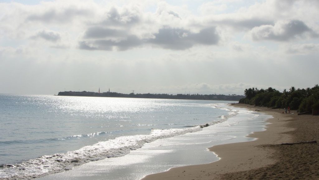 Panorámica de Bayaha Beach con cielo despejado, Monte Cristi