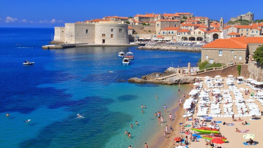 Agua y arena en beach Dubrovnik, Croacia