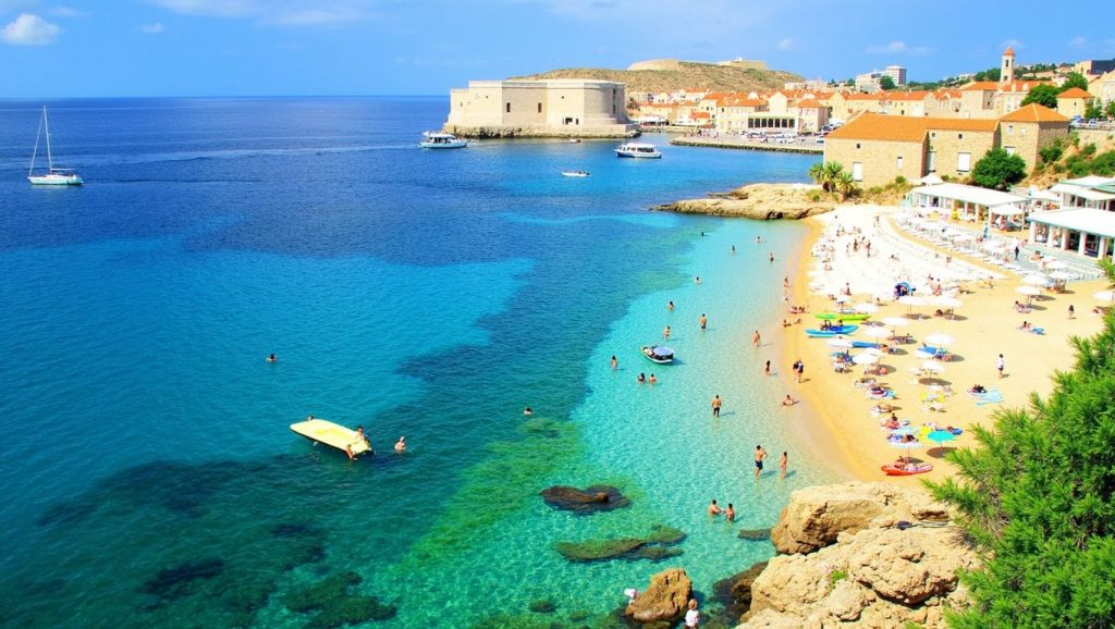 Detalle de arena y agua en beach Dubrovnik, Croacia