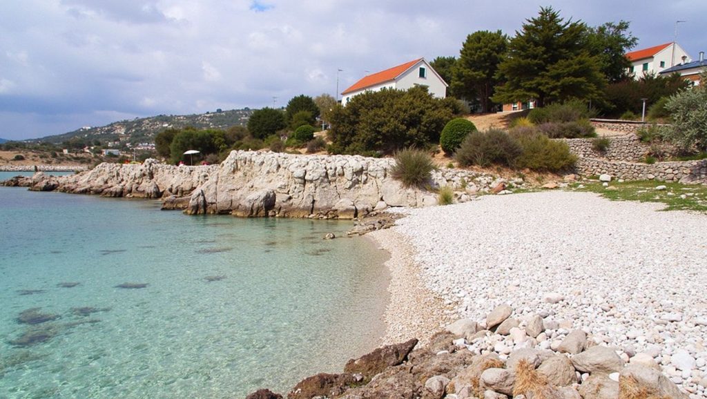 Vista de Beach Rtić desde la orilla, Primošten Burnji