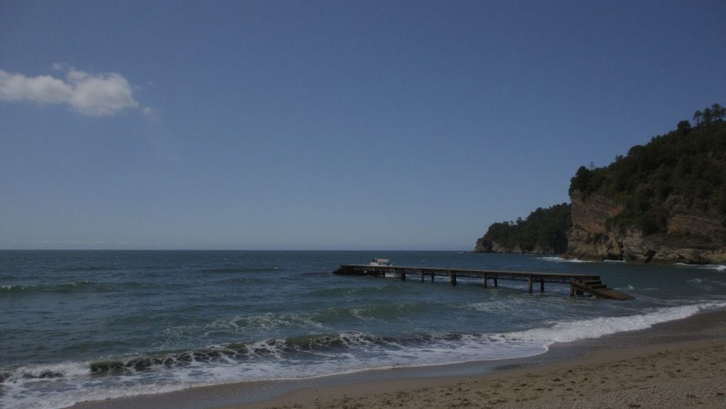 Panorámica de Bečićka plaža con cielo despejado, Budva
