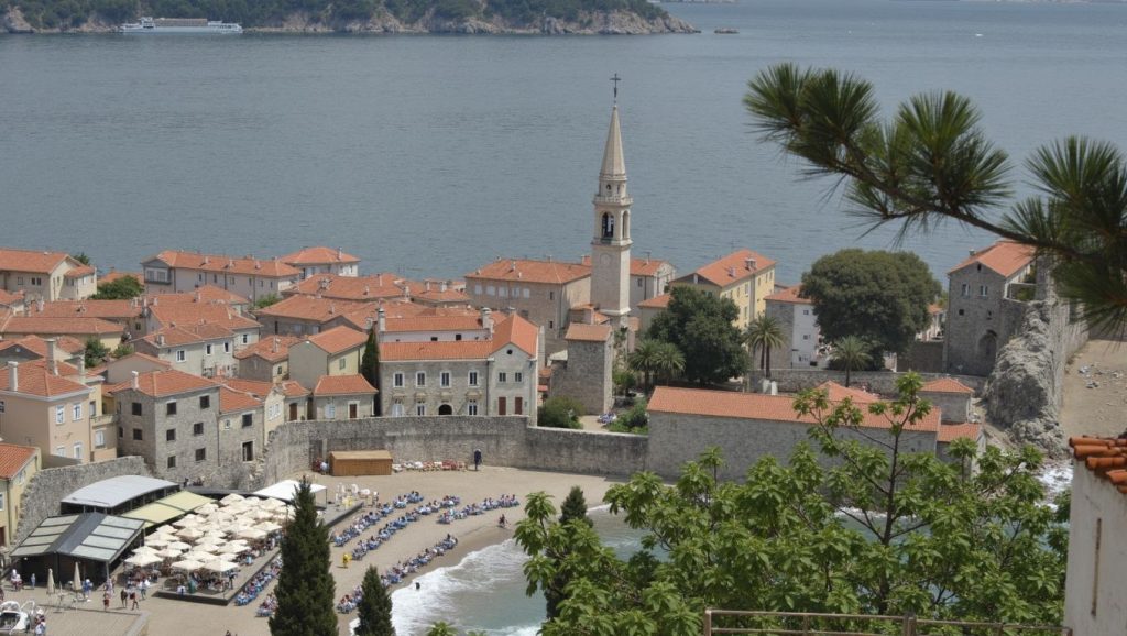 Agua y arena en Bečićka plaža, Budva