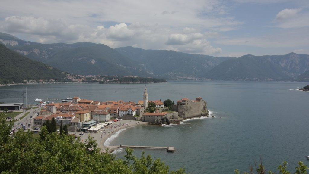 Vista del entorno de Bečićka plaža, Budva, Montenegro
