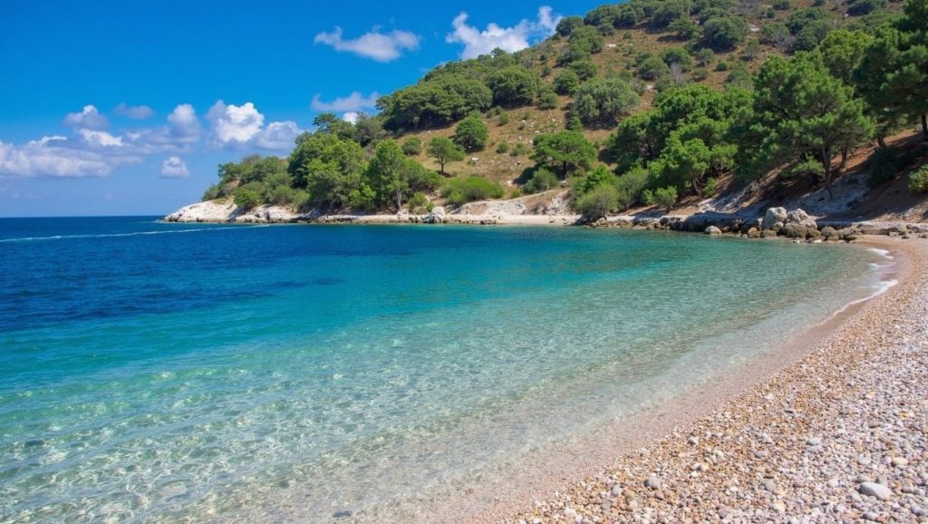 Arena y mar en Bili bok, Croacia, Vis