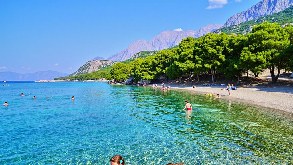 Oleaje en la orilla de Biloševac, costa de Croacia