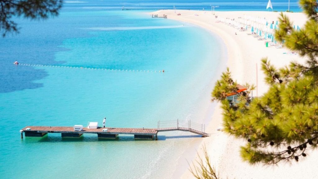 Vista amplia de Brači en Croacia, Croacia