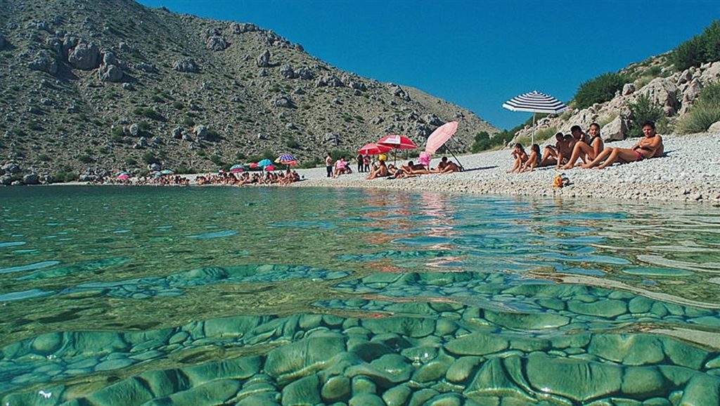 Orilla de Bura con olas suaves en Croacia