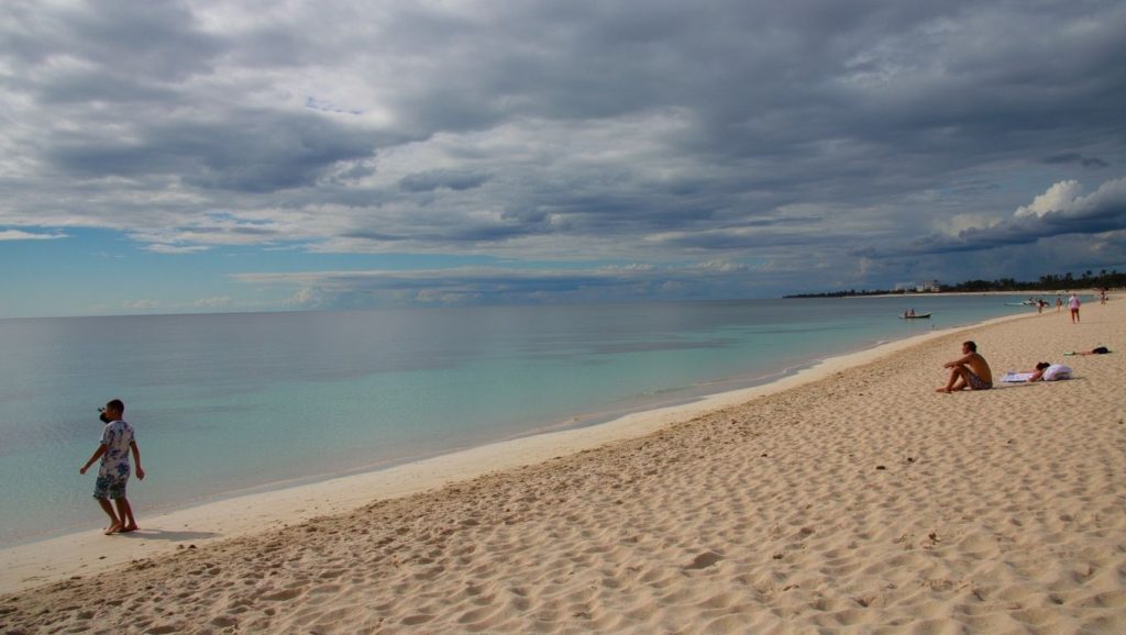 Arena y orilla en Cable Beach, Santiago de Cuba, Cuba