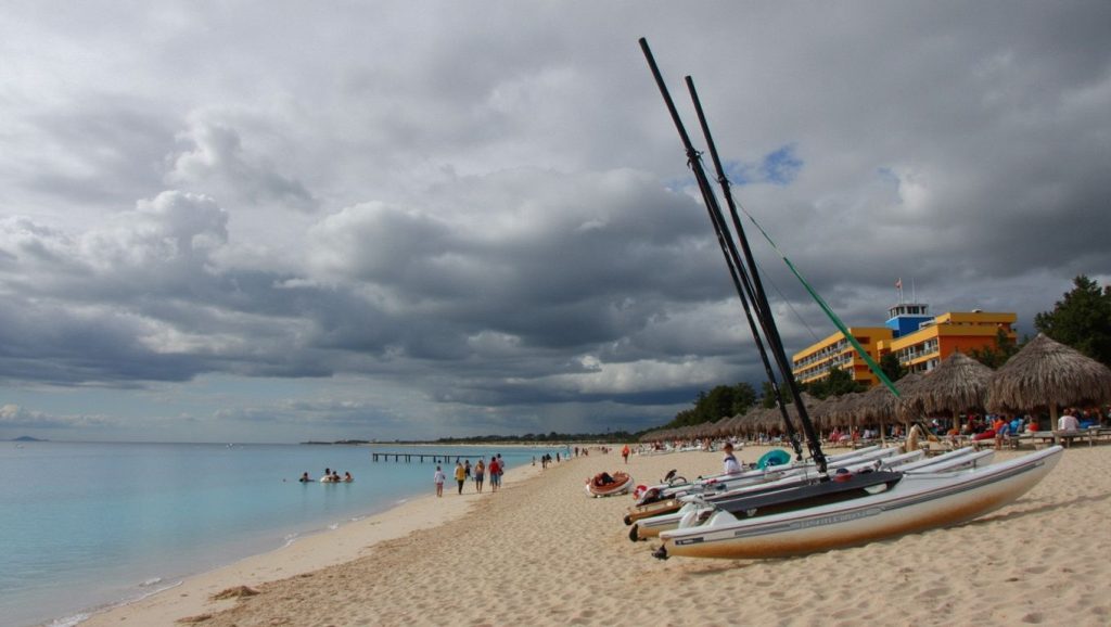 Primer plano de la orilla de Cable Beach, Santiago de Cuba