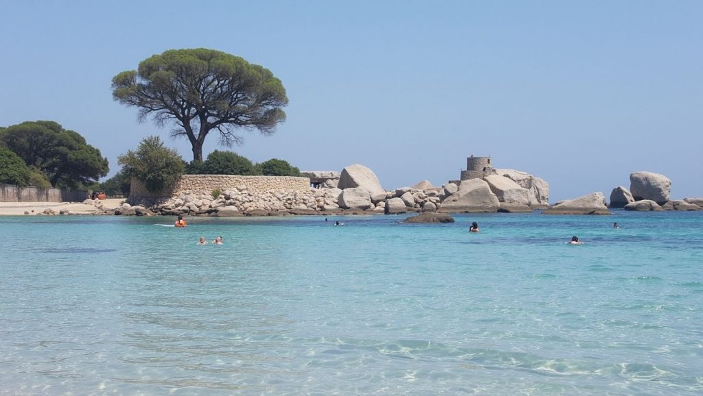 Detalle de arena y agua en Cala di Conca, Propriano