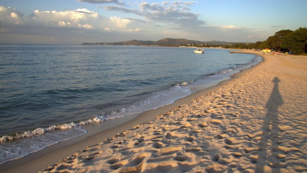 Vista amplia de Cala di Murta Spana en Propriano, Córcega