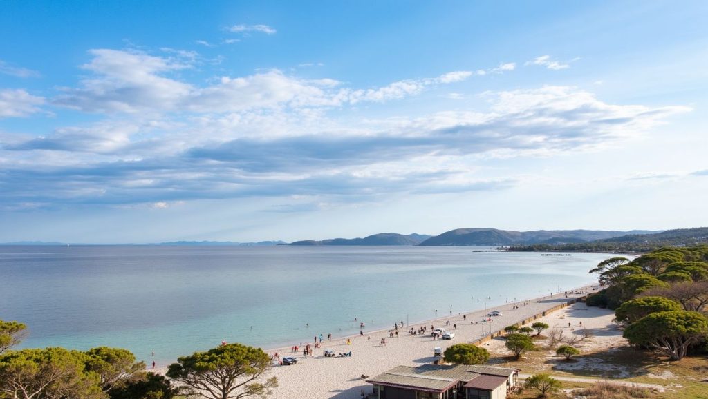 Orilla tranquila de Cala d'Oru, playa de Lecci