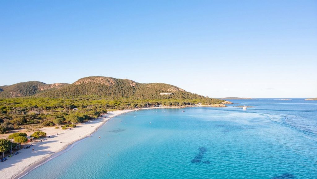 Arena y mar en Cala d'Orzu / a piaghja d'Orzu, Propriano, Córcega