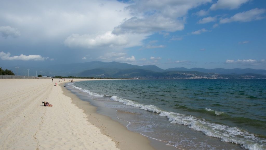 Arena y mar en Cala Longa, Propriano, Córcega