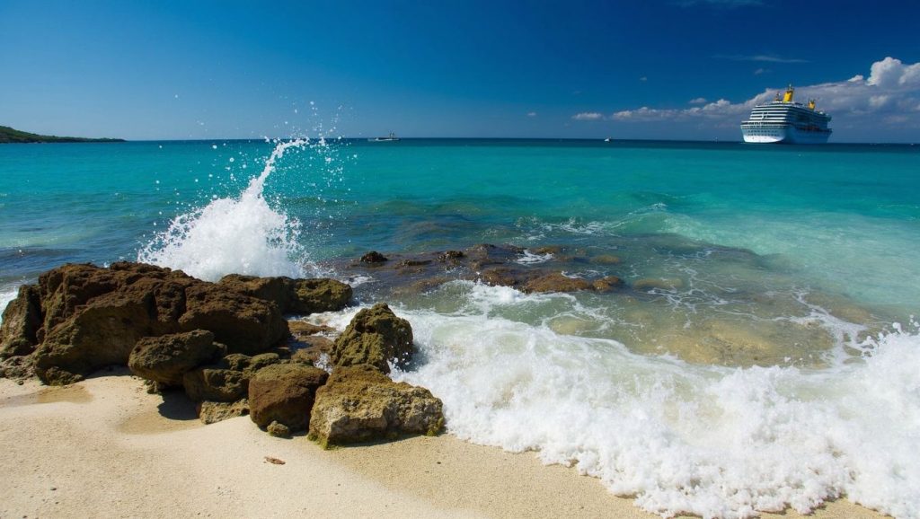 Arena y mar en Caletón de los Enamorados, Nagua, República Dominicana