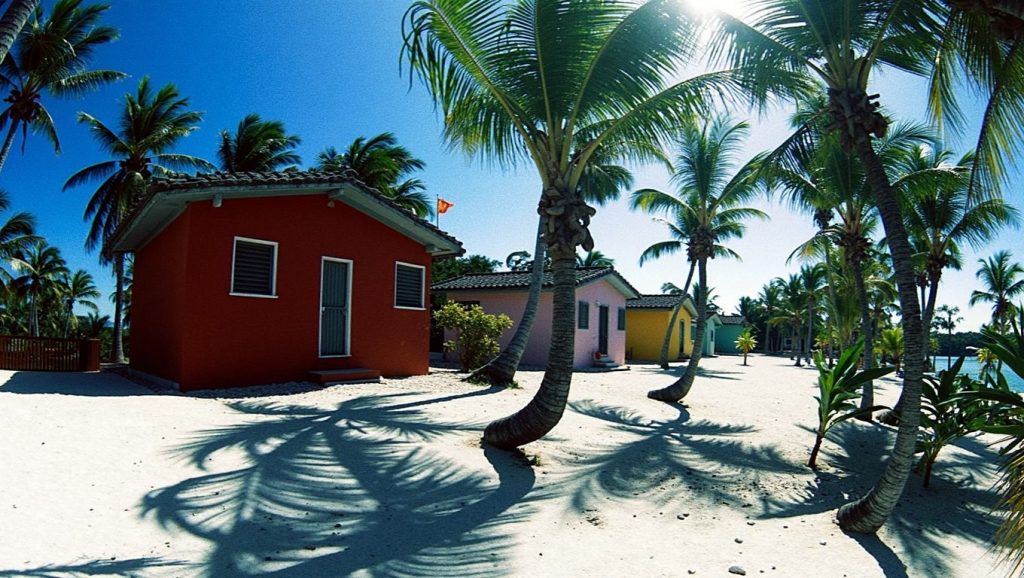 Primer plano de la orilla de Caletón de los Enamorados, Nagua