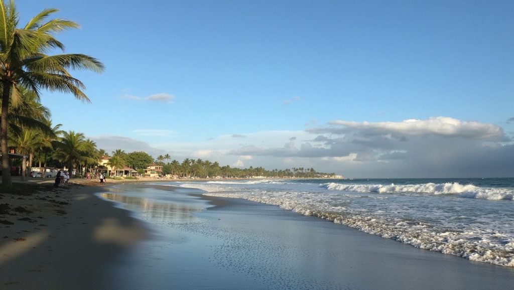 Vista amplia de Caletón de los Enamorados en Nagua, República Dominicana