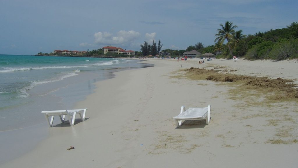 Arena y mar en caletón El Judío, Pinar del Río, Cuba