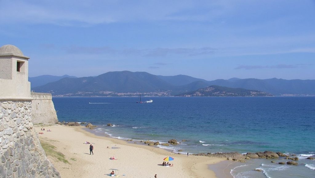 Arena y mar en Cara Longu, Bonifacio, Córcega