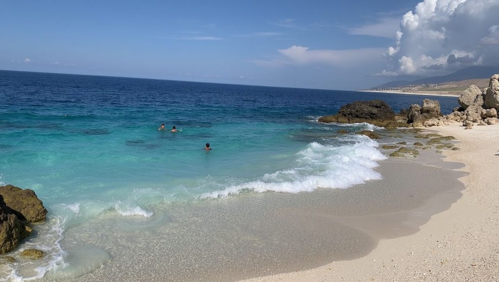 Amplio horizonte marino en Coco Beach, Ksamil