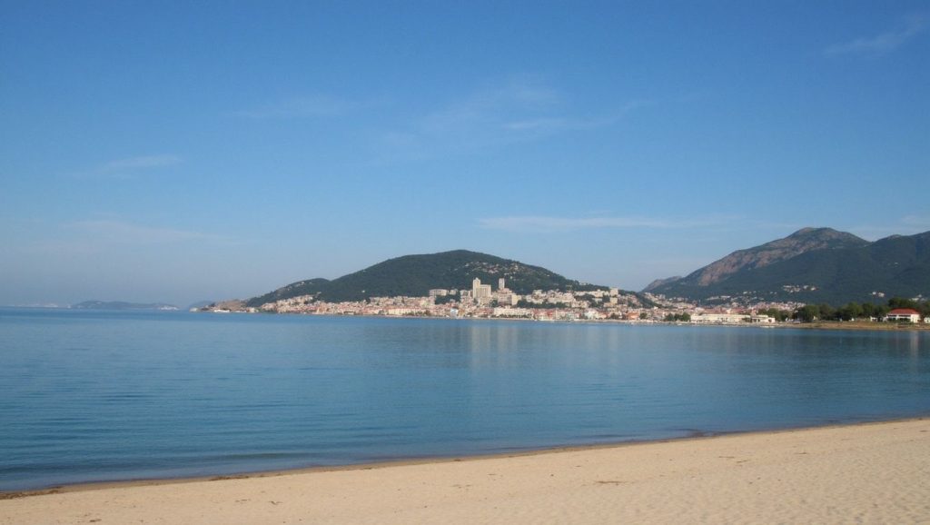 Agua y arena en Crique Ventilegne, Porto-Vecchio
