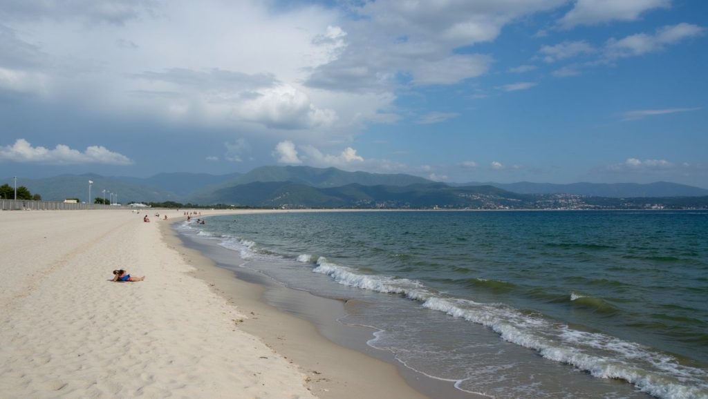 Vista amplia de Crique Ventilegne en Porto-Vecchio, Córcega