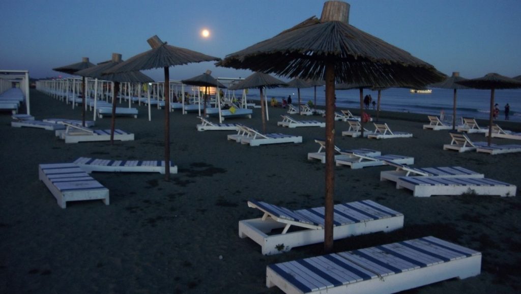 Arena y orilla en Crvena Glavica, Budva, Montenegro