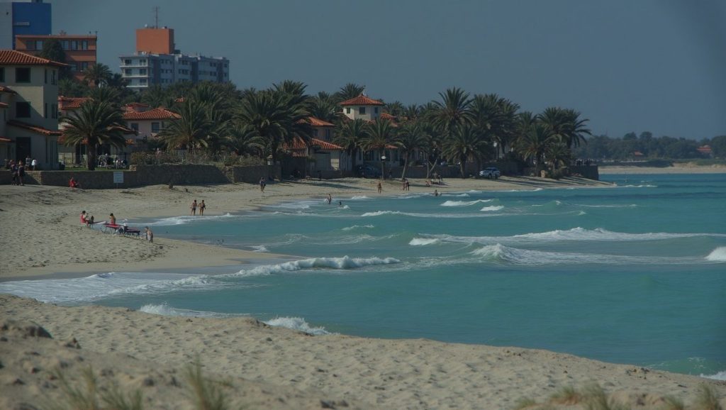Arena y mar en Cuzco Beach, Santiago de Cuba, Cuba