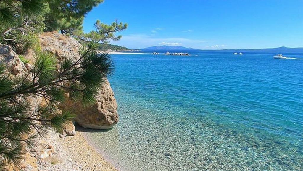 Arena y orilla en Cvitačka FKK, Croacia, Croacia