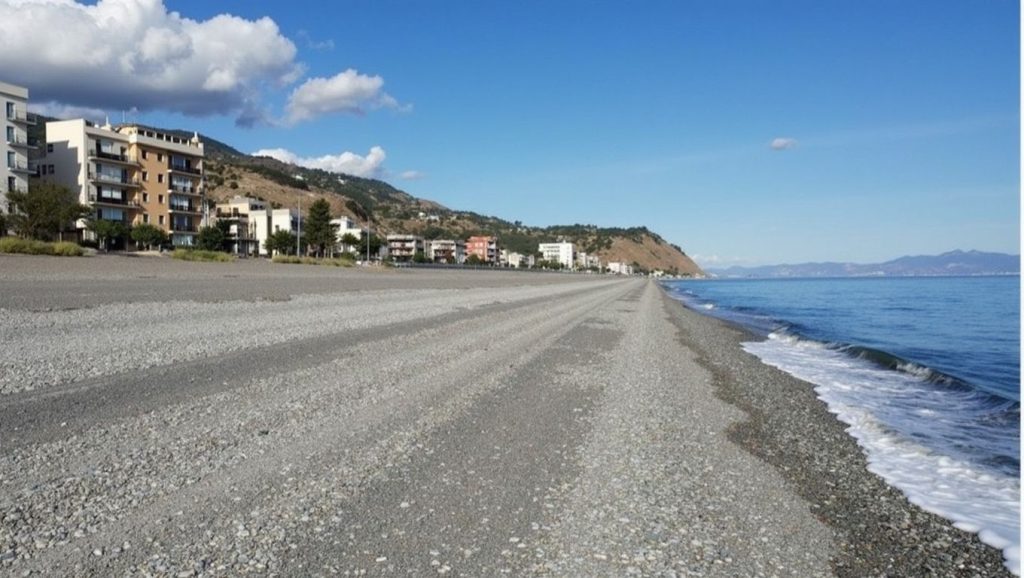 Panorámica de Playa de Alì Terme 2 con cielo despejado, Alì Terme