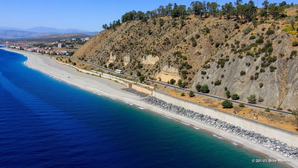 Primer plano de la orilla de Playa de Alì Terme 2, Alì Terme