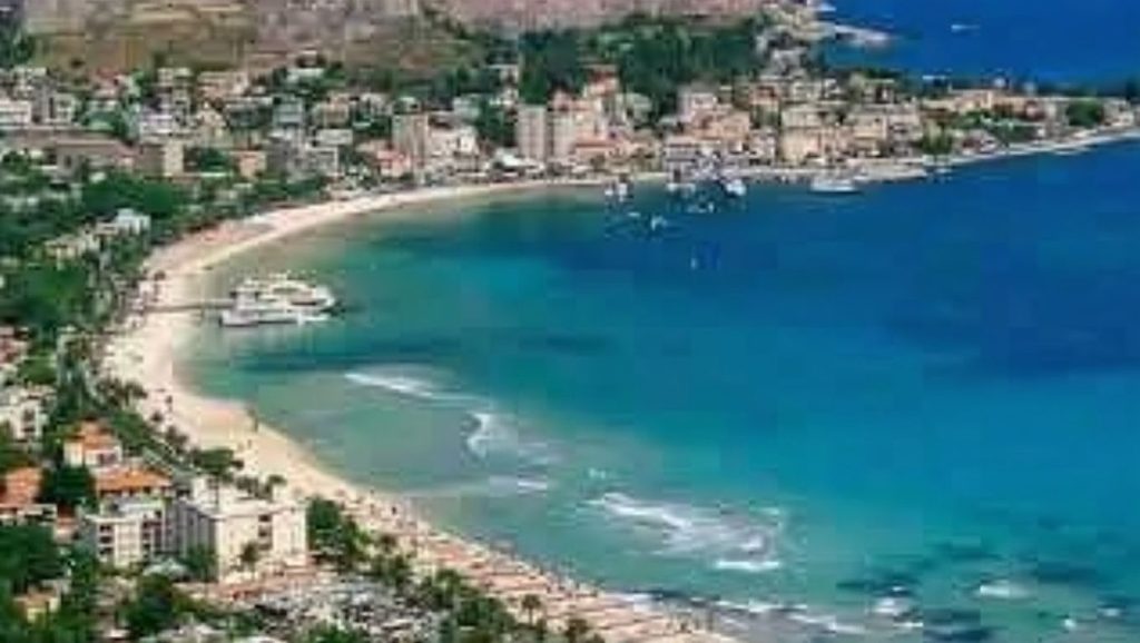 Arena y mar en Playa de Altavilla Milicia 2, Altavilla Milicia, Sicilia