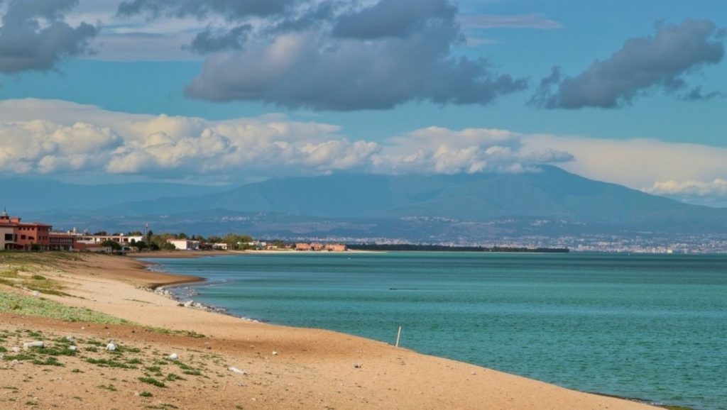 Oleaje en la orilla de Playa de Augusta 17, costa de Augusta