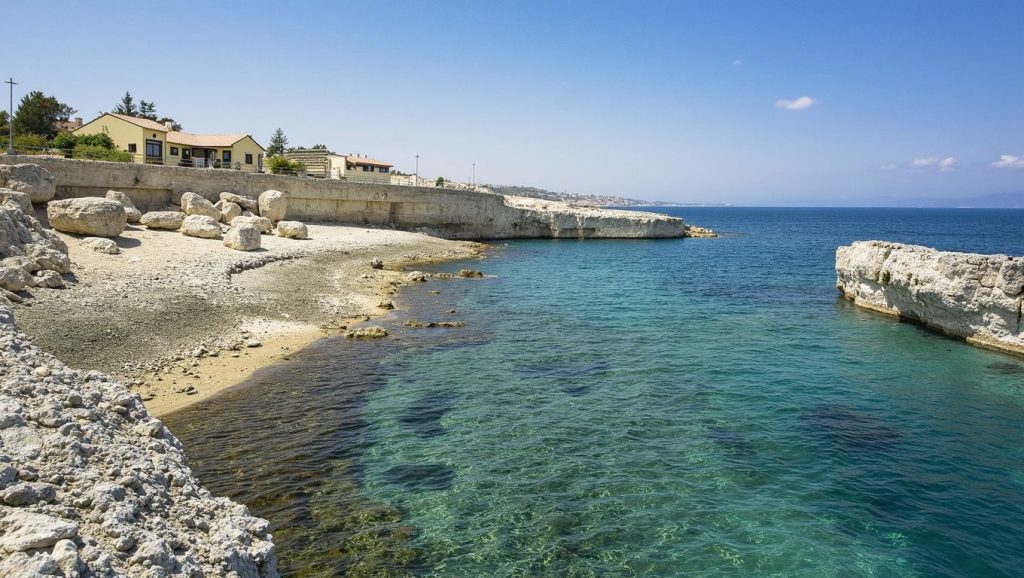 Primer plano de la orilla de Playa de Augusta 30, Augusta