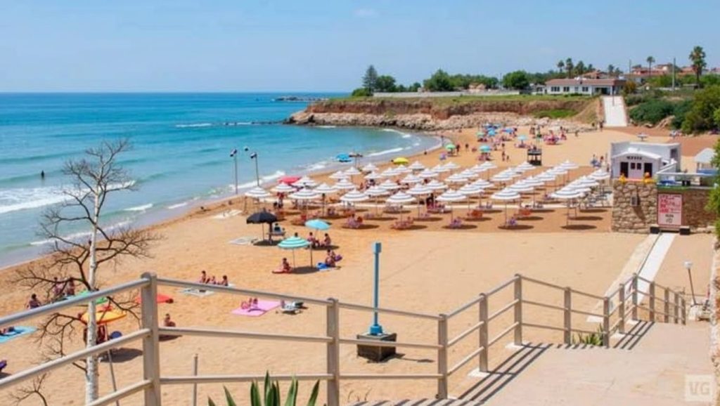 Primer plano de la orilla de Playa de Avola 5, Avola