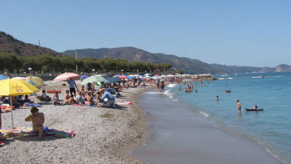 Agua y arena en Playa de Brolo 2, Brolo