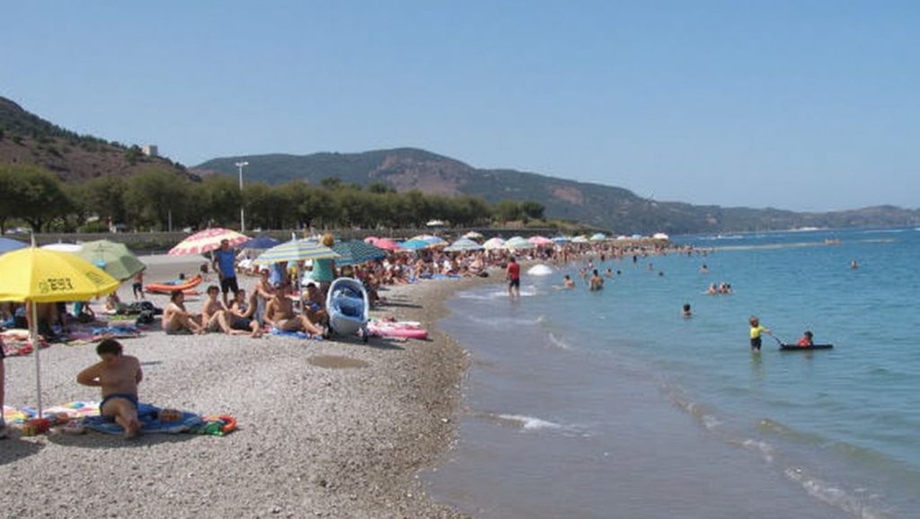 Orilla tranquila de Playa de Brolo 3, playa de Brolo