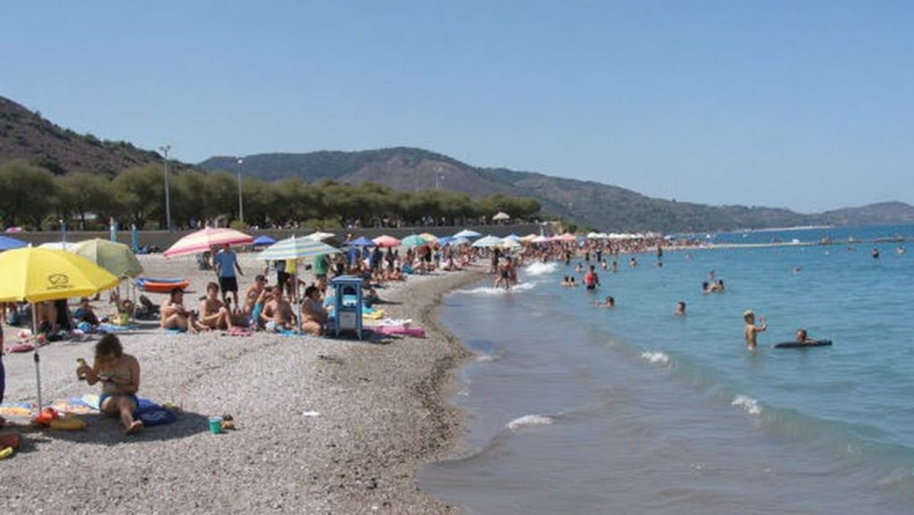 Oleaje en la orilla de Playa de Brolo 7, costa de Brolo