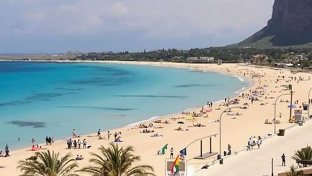 Panorámica de Playa de Caronia 1 con cielo despejado, Caronia