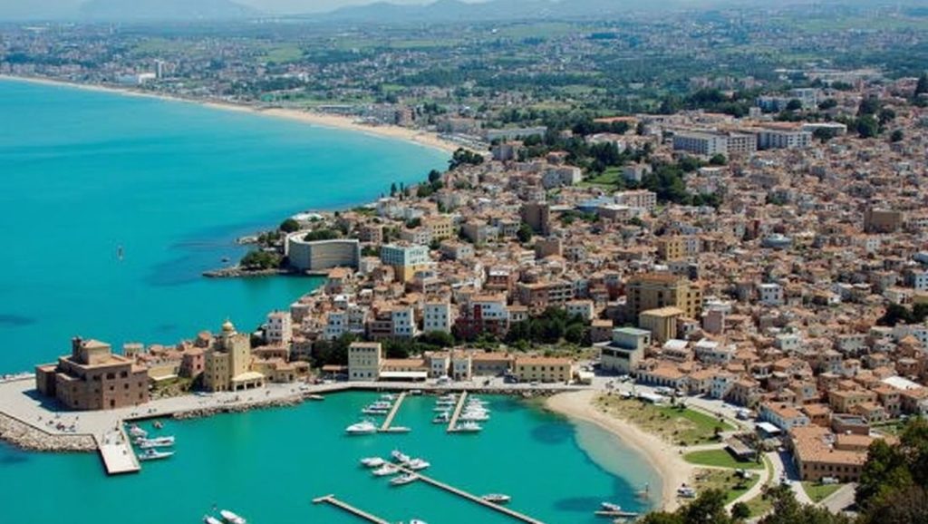 Vista amplia de Playa de Castellammare del Golfo 2 en Castellammare del Golfo, Sicilia