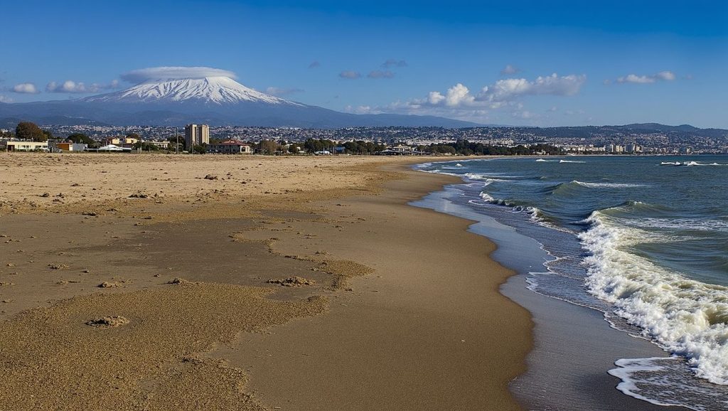 Detalle de arena y agua en Playa de Catania 3, Catania