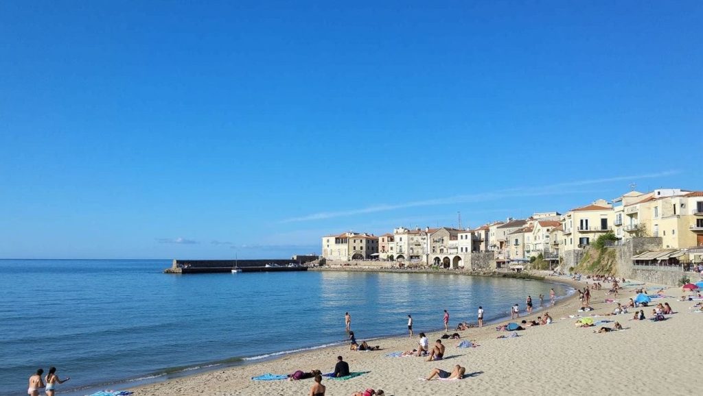 Orilla de Playa de Cefalù 4 con olas suaves en Cefalù